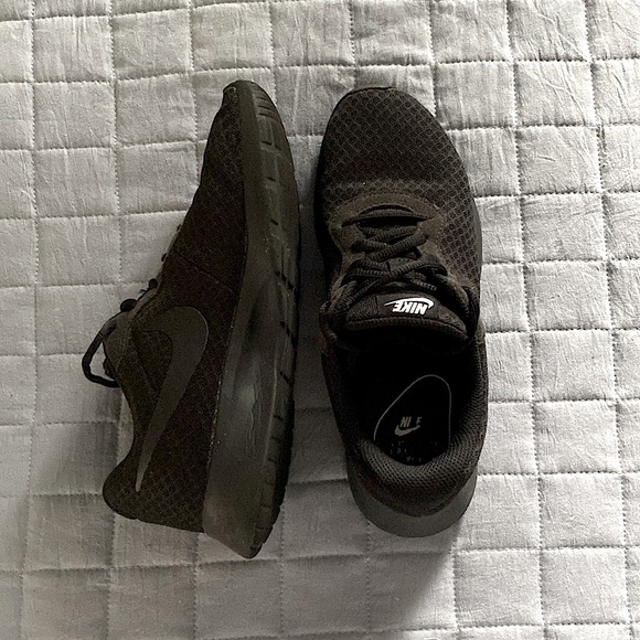 Nike sneakers - Picture 2 of 3